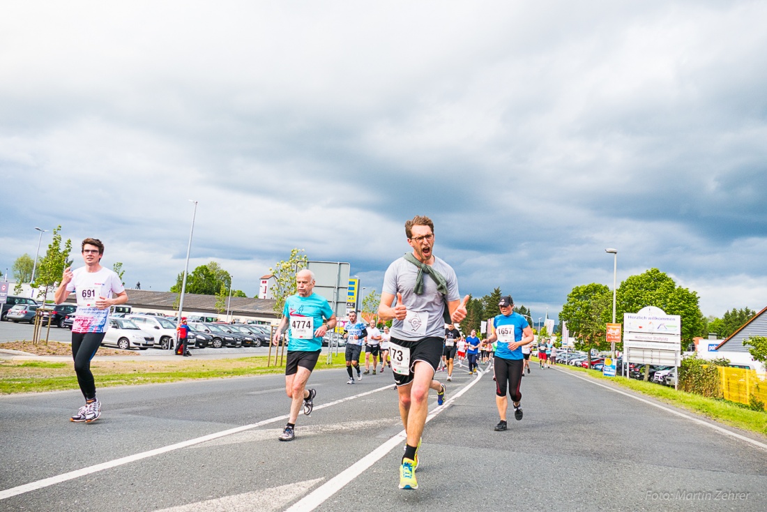 Foto: Martin Zehrer - Nofi-Lauf 2017: Start am Stadtplatz und Ziel beim Siemens... 5,9 Kilometer durch Kemnath und rund herum. Mehr als 8000 Teilnehmer fanden sich in Kemnath zusammen um die S 