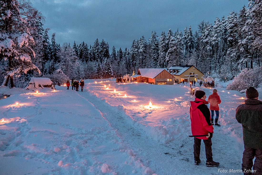 Foto: Martin Zehrer - Kurz vor dem Besucher-Ansturm auf die Sagenhaften Rauhnacht in der Glasschleif bei Pullenreuth... <br />
Die Kerzen und Feuerchen wurden bereits entzündet! 