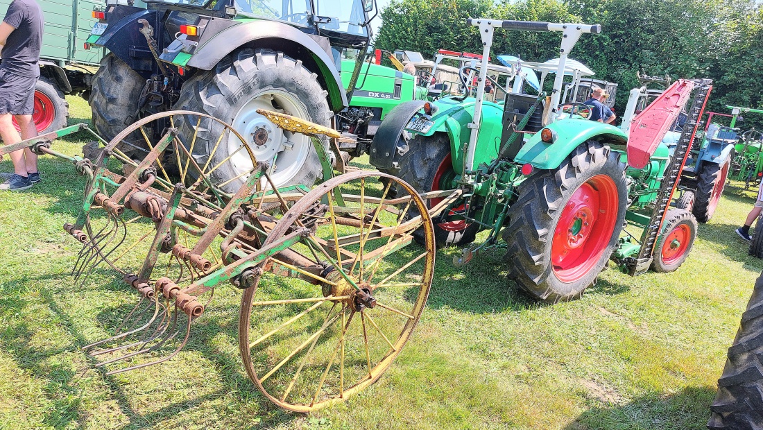 Foto: Martin Zehrer - Ein Gabel-Heu-Wender an einem Deutz Schlepper.<br />
Es ist schon Ewigkeiten her, dass ich  so ein historisches Gerät gesehen habe.<br />
Es stand auf dem Oldtimertreffen in Oberwa 