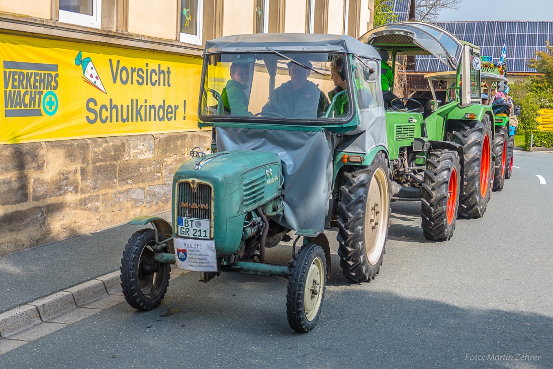 Foto: Martin Zehrer - Ein kleiner, älterer MAN-Schlepper, scheinbar in Original-Zustand und im Hintergrund ein FENDT Allrad-Schlepper.<br />
Sie kamen gleichzeitig zum Traktortreffen nach Kirchenpi 