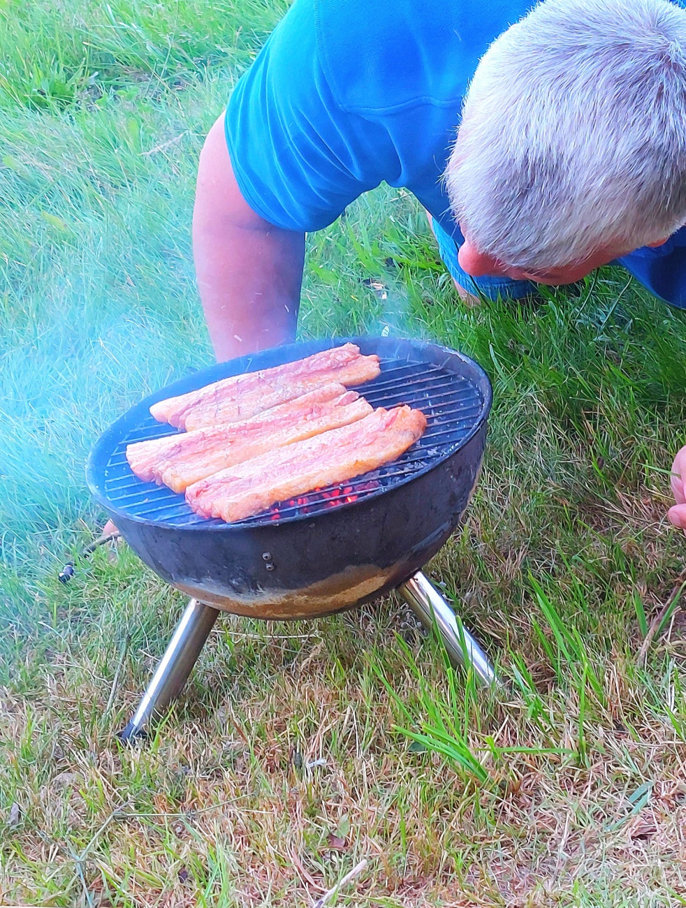 Foto: Martin Zehrer - Der Grill ist angeschürt.<br />
Kurzentschlossen wurde sich auf dem Berg zusammen gesetzt  und lecker Grill-Fleisch genossen.  :-) 