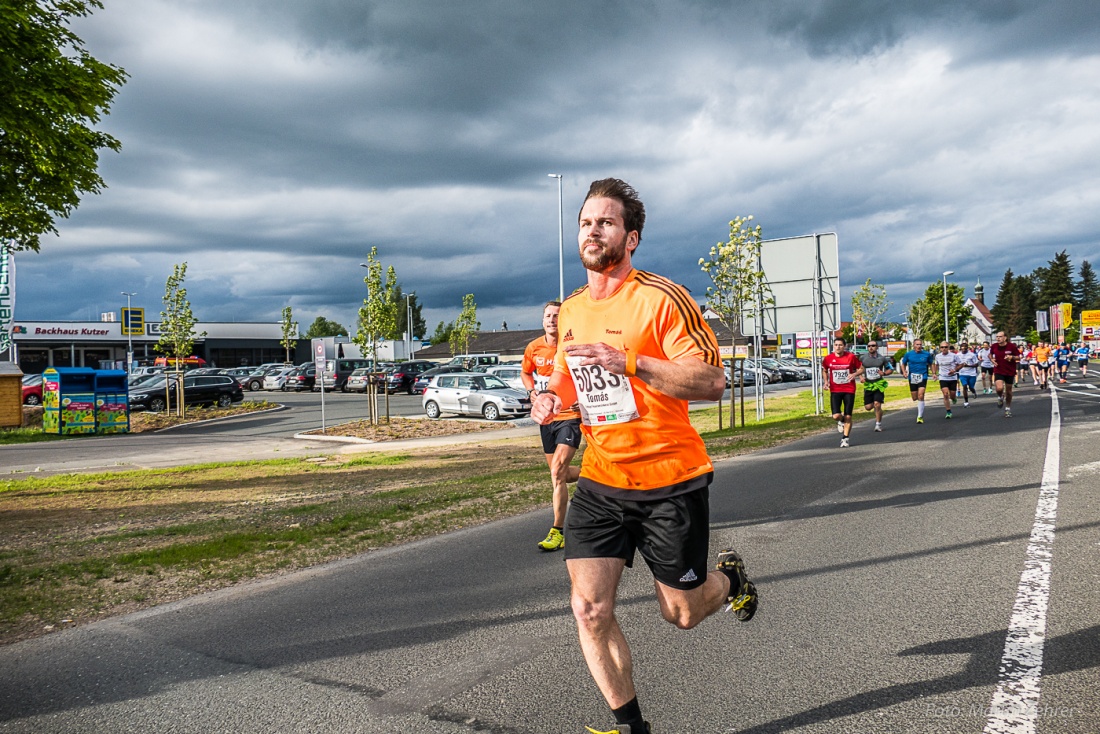 Foto: Martin Zehrer - Nofi-Lauf 2017: Start am Stadtplatz und Ziel beim Siemens... 5,9 Kilometer durch Kemnath und rund herum. Mehr als 8000 Teilnehmer fanden sich in Kemnath zusammen um die S 