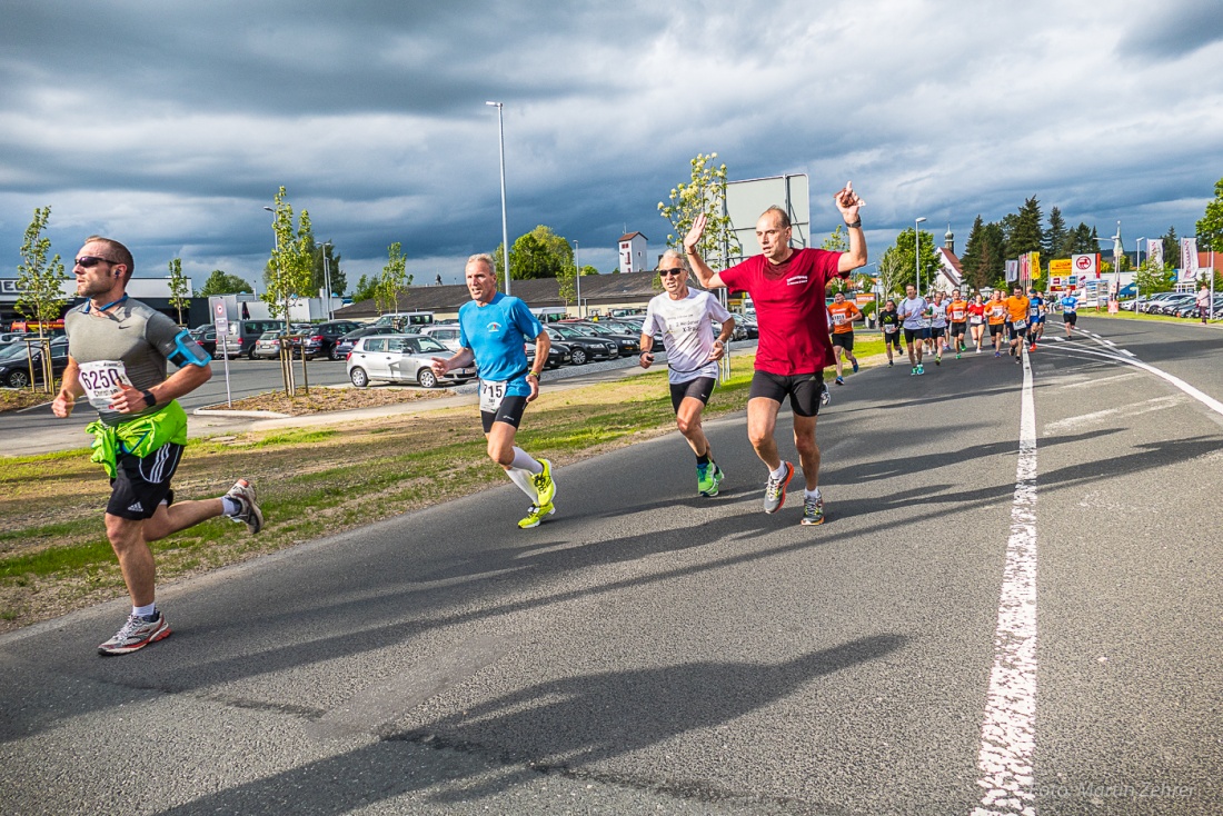 Foto: Martin Zehrer - Nofi-Lauf 2017: Start am Stadtplatz und Ziel beim Siemens... 5,9 Kilometer durch Kemnath und rund herum. Mehr als 8000 Teilnehmer fanden sich in Kemnath zusammen um die S 