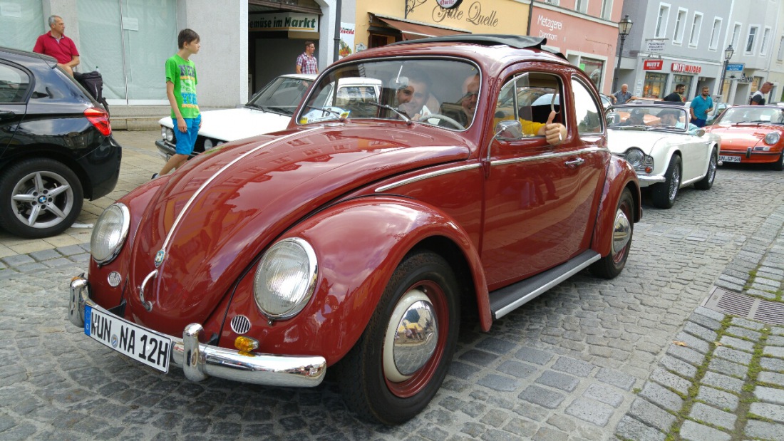 Foto: Martin Zehrer - Oldtimertreffen in Marktredwitz<br />
<br />
Ein Käfer, bj. 1960, mit geraden Scheinwerfern bei der Rundfahrt durch Rawez 