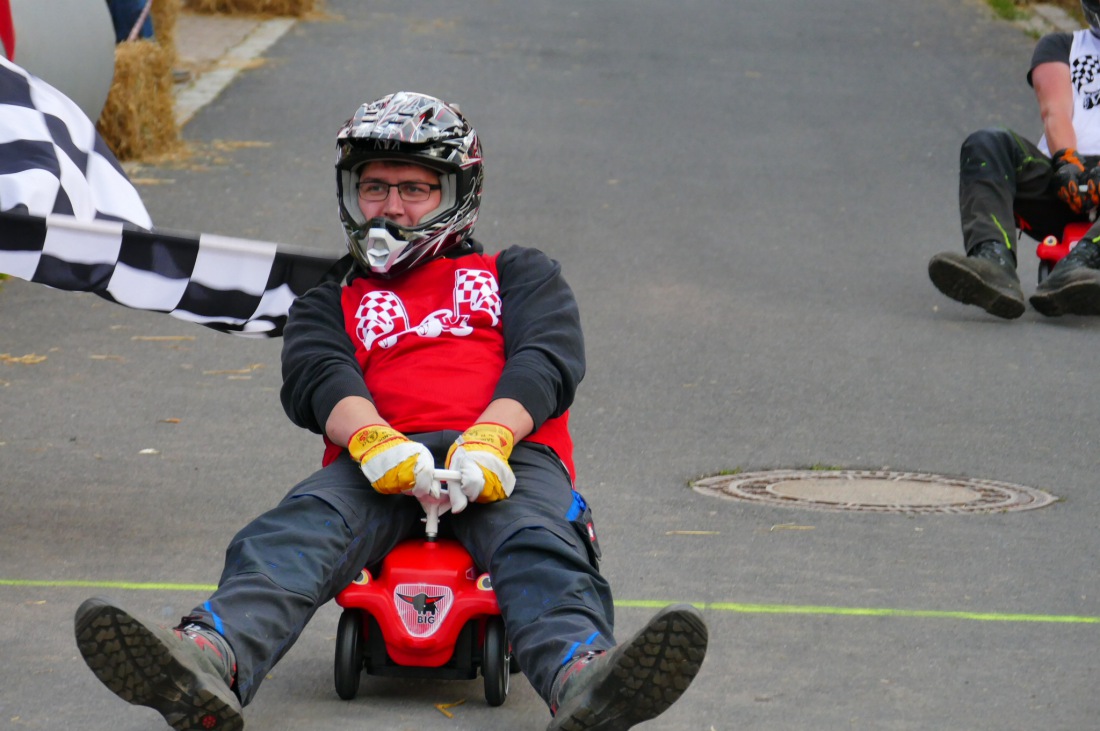 Foto: Martin Zehrer - Genial - Die legendären Bobbycar Meisterschaft in Preißach. <br />
"Den of Vice" veranstaltete heute das 3. Bobbycar-Rennen durch die Ortschaft Preißach. <br />
Zig Starter rasten  