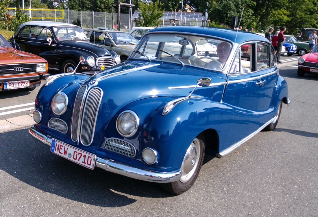 Foto: Martin Zehrer - So baute BMW einst Autos...<br />
Ein BMW 501 oder 502, auch Barockengel genannt. Gesehen wurde dieser wunderschöne Oldtimer beim Oldtimertreffen in Kemnath.<br />
Dieses Model dür 