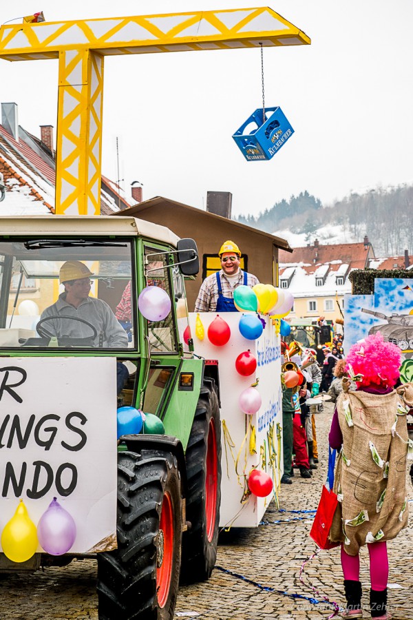 Foto: Martin Zehrer - Faschingszug durch Waldeck. Am Sonntag, den 15.2.2015 war es wieder so weit. Ein langer Zug<br />
mit zig Gaudiwagen und Hunderten Narren zog durch den Waldecker Markt. Mit vi 