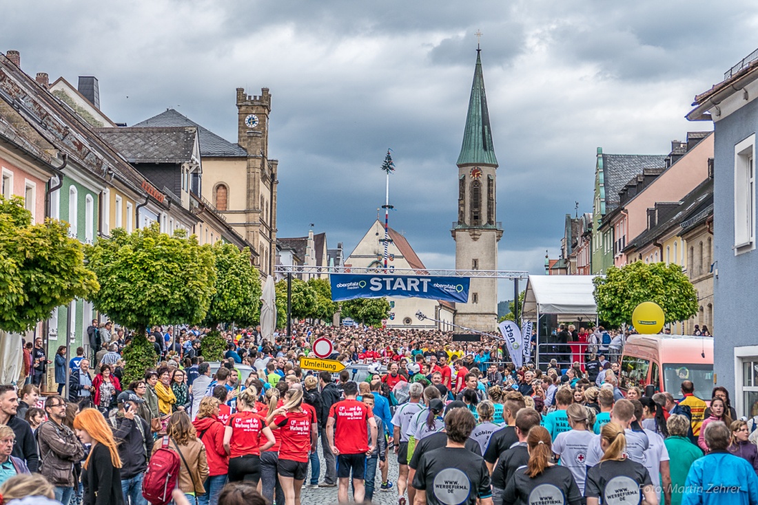 Foto: Martin Zehrer - Nofi-Lauf 2017: Start am Stadtplatz und Ziel beim Siemens... 5,9 Kilometer durch Kemnath und rund herum. Mehr als 8000 Teilnehmer fanden sich in Kemnath zusammen um die S 