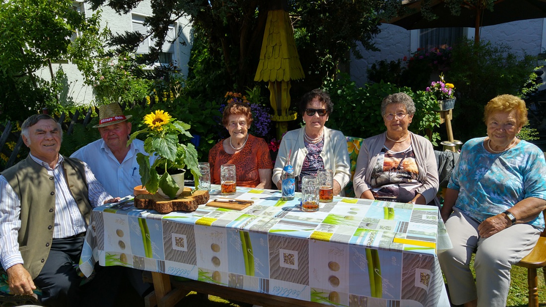 Foto: Martin Zehrer - Was für ein herrliches Bild!<br />
<br />
Mit einer Sonnenblume am Tisch verfolgt diese fröhliche Runde das Geschehen rund um das Hoffest der Brauerei Püttner in Schlammersdorf... 