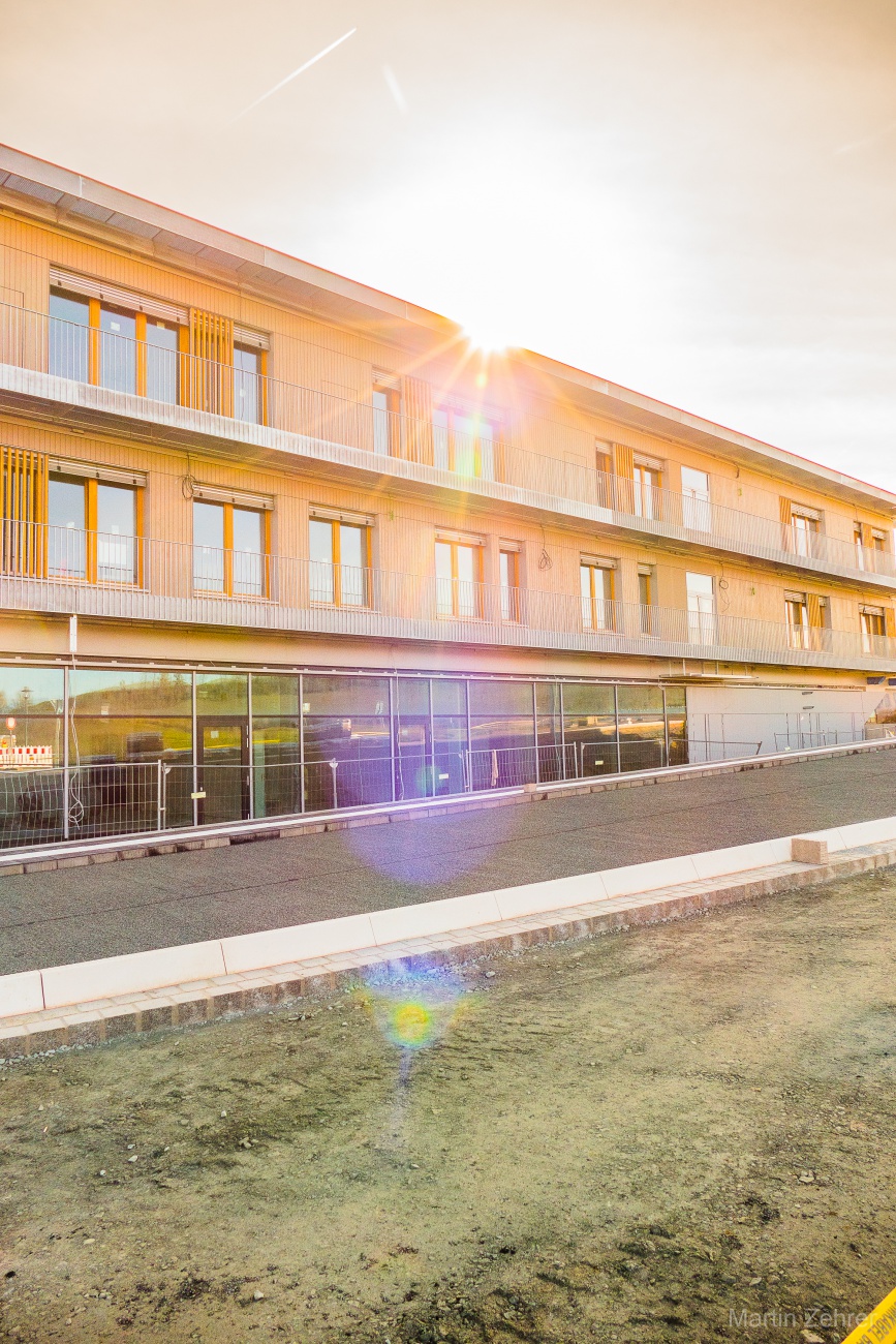 Foto: Martin Zehrer - Die Herbst-Sonne strahlt über der Realschul-Baustelle in Kemnath... 