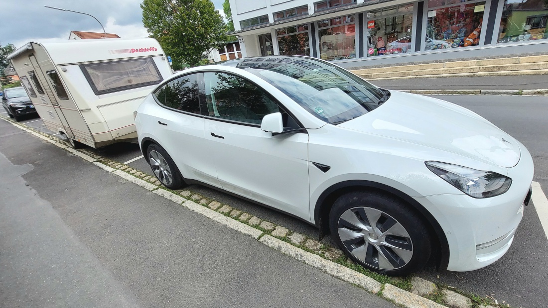 Foto: Martin Zehrer - Tesla Modell Y mit Wohnanhänger, gesehen in Kemnath... 