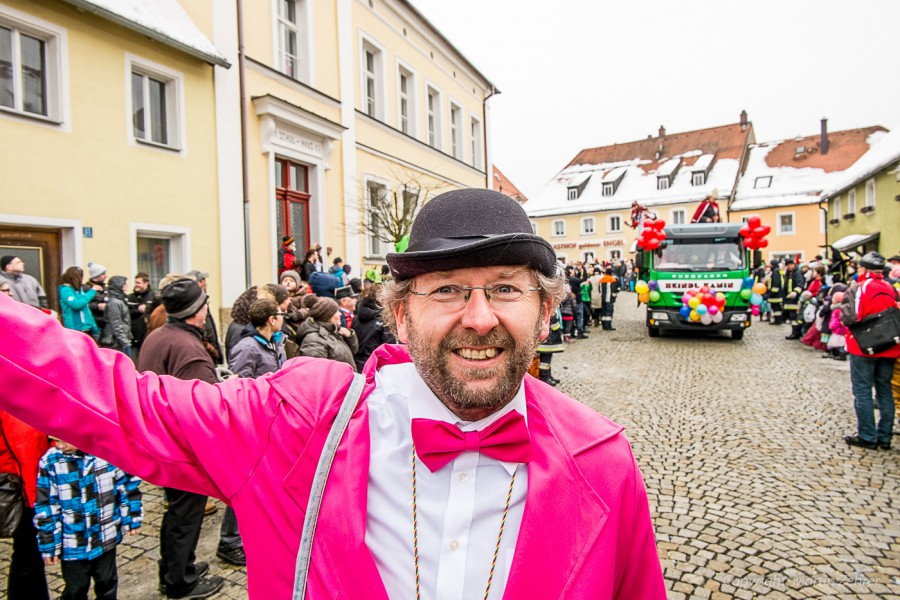 Foto: Martin Zehrer - Faschingszug durch Waldeck. Am Sonntag, den 15.2.2015 war es wieder so weit. Ein langer Zug<br />
mit zig Gaudiwagen und Hunderten Narren zog durch den Waldecker Markt. Mit vi 