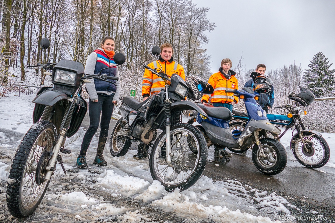 Foto: Martin Zehrer - BRAVO!!! Ich dachte schon, es gibt sie nicht mehr, die Jungen Menschen, welche mit ihren Mopeds in den Schnee stechen, um ein paar Drifts hinzulegen.<br />
<br />
Wir trafen die Cl 