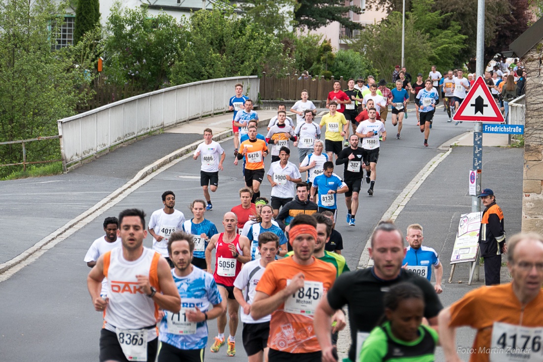 Foto: Martin Zehrer - Immer mehr Sportler füllten die Straßen!<br />
<br />
Nofi-Lauf 2017: Start am Stadtplatz und Ziel beim Siemens... 5,9 Kilometer durch Kemnath und rund herum. Mehr als 8000 Teilneh 