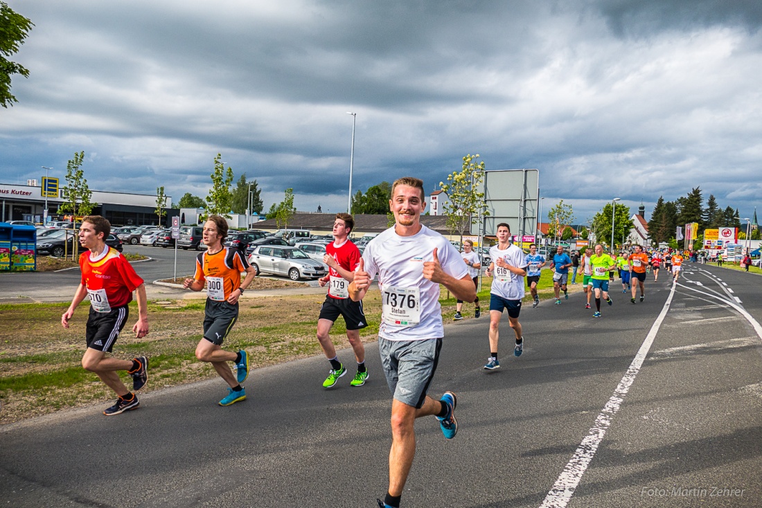 Foto: Martin Zehrer - Nofi-Lauf 2017: Start am Stadtplatz und Ziel beim Siemens... 5,9 Kilometer durch Kemnath und rund herum. Mehr als 8000 Teilnehmer fanden sich in Kemnath zusammen um die S 