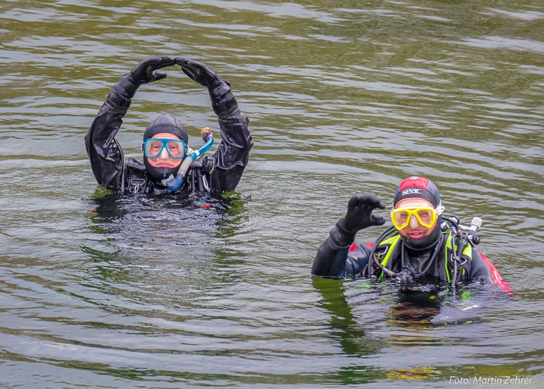 Foto: Martin Zehrer - Taucher sicherten am 1. Januar 2018 beim Neujahrsschwimmen das Gewässer (Freibad-Becken)  ab. Im Notfall wäre sofort Hilfe zur Stelle gewesen. <br />
<br />
Wer kennt die Zeichensp 