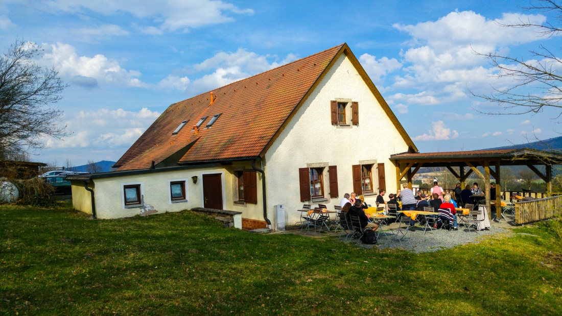 Foto: Martin Zehrer - Angekommen... Eine wunderschöne Frühlings-Wanderung von Kemnath hoch zum Armesberg mit dem Mesnerhaus als Ziel... 