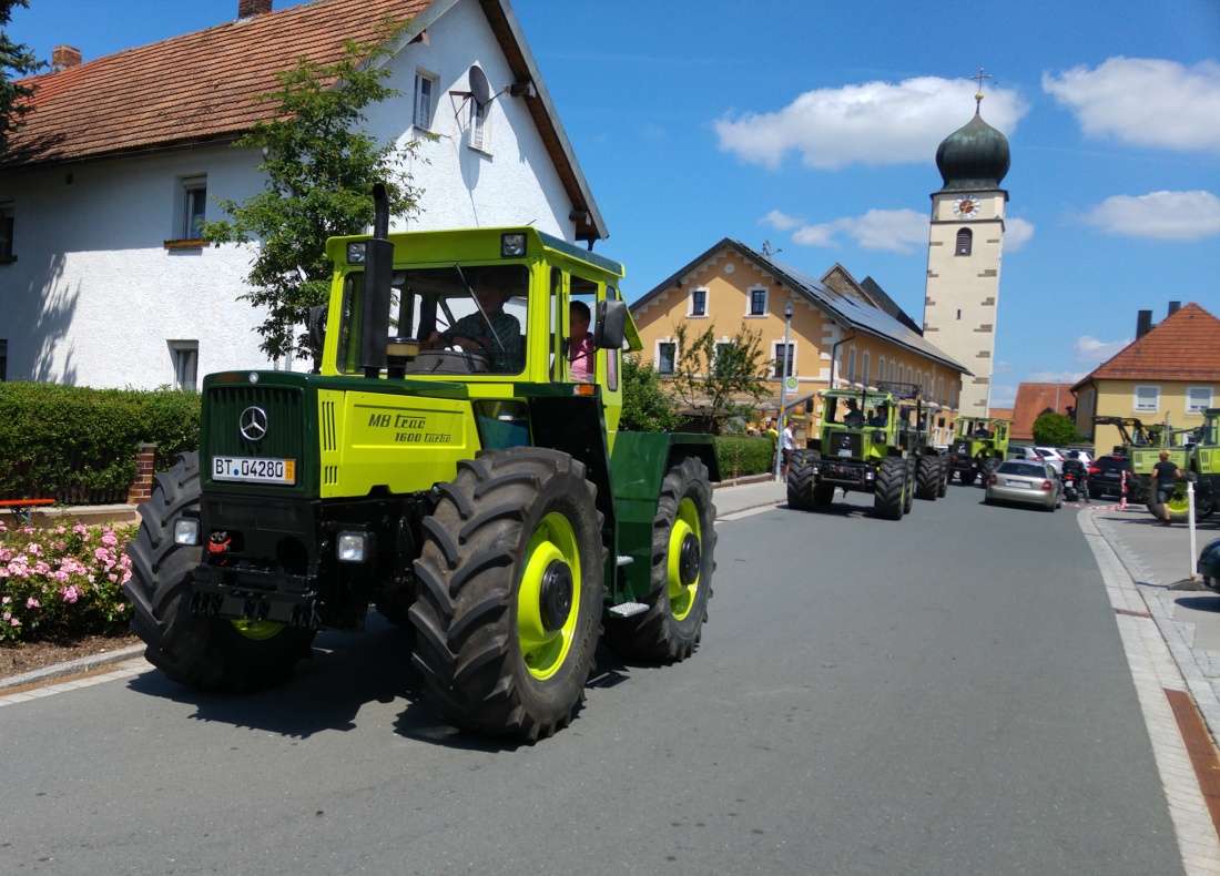 Foto: Martin Zehrer - Ein MB TRAC 1600 TURBO kommt von der Rundfahrt des MB Trac Treffens in Schlammersdorf zurück. Im Zuge des Brauerei-Hoffestes der Brauerei Püttner trafen sich hier ca. 40  