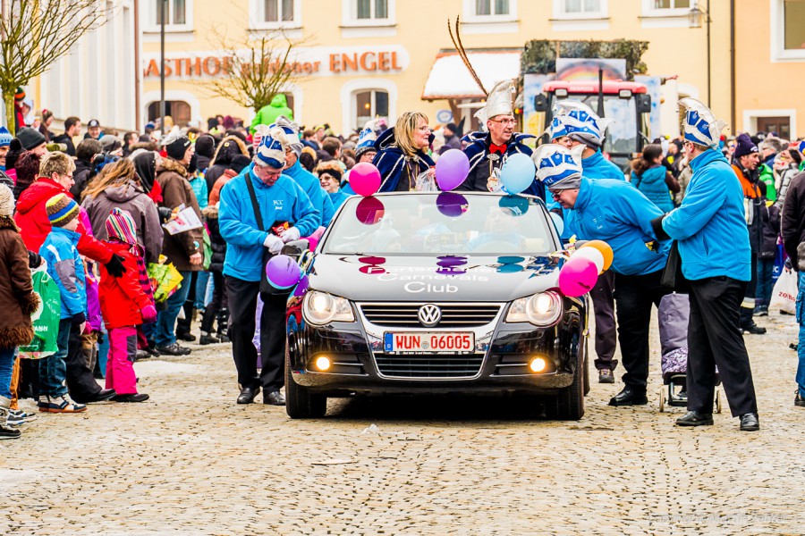 Foto: Martin Zehrer - Faschingszug durch Waldeck. Am Sonntag, den 15.2.2015 war es wieder so weit. Ein langer Zug<br />
mit zig Gaudiwagen und Hunderten Narren zog durch den Waldecker Markt. Mit vi 