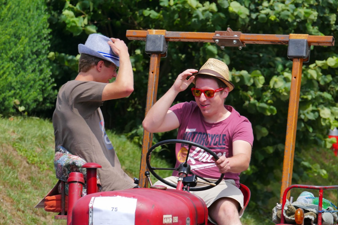 Foto: Martin Zehrer - Mit Hut und Sonnenbrille durch Oberwappenöst. 