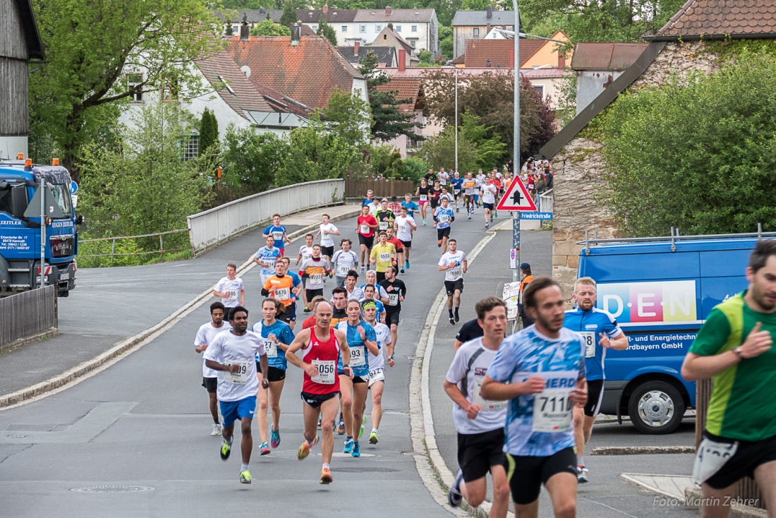 Foto: Martin Zehrer - Anstieg zum Mühlbergerl...<br />
Nofi-Lauf 2017: Start am Stadtplatz und Ziel beim Siemens... 5,9 Kilometer durch Kemnath und rund herum. Mehr als 8000 Teilnehmer fanden sich  