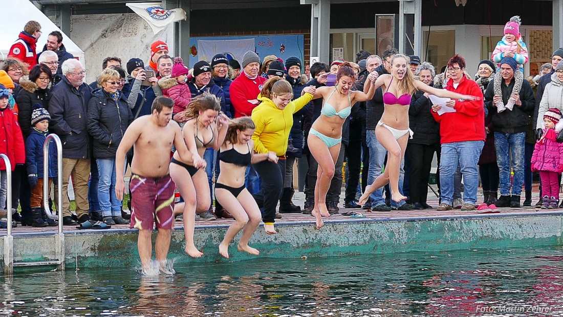 Foto: Martin Zehrer - Neujahrsschwimmen am 1. Januar 2018 in Immenreuth...<br />
Größte Gaudi kurz vorm Eintauchen ins 2,9 Grad kalte Wasser. 