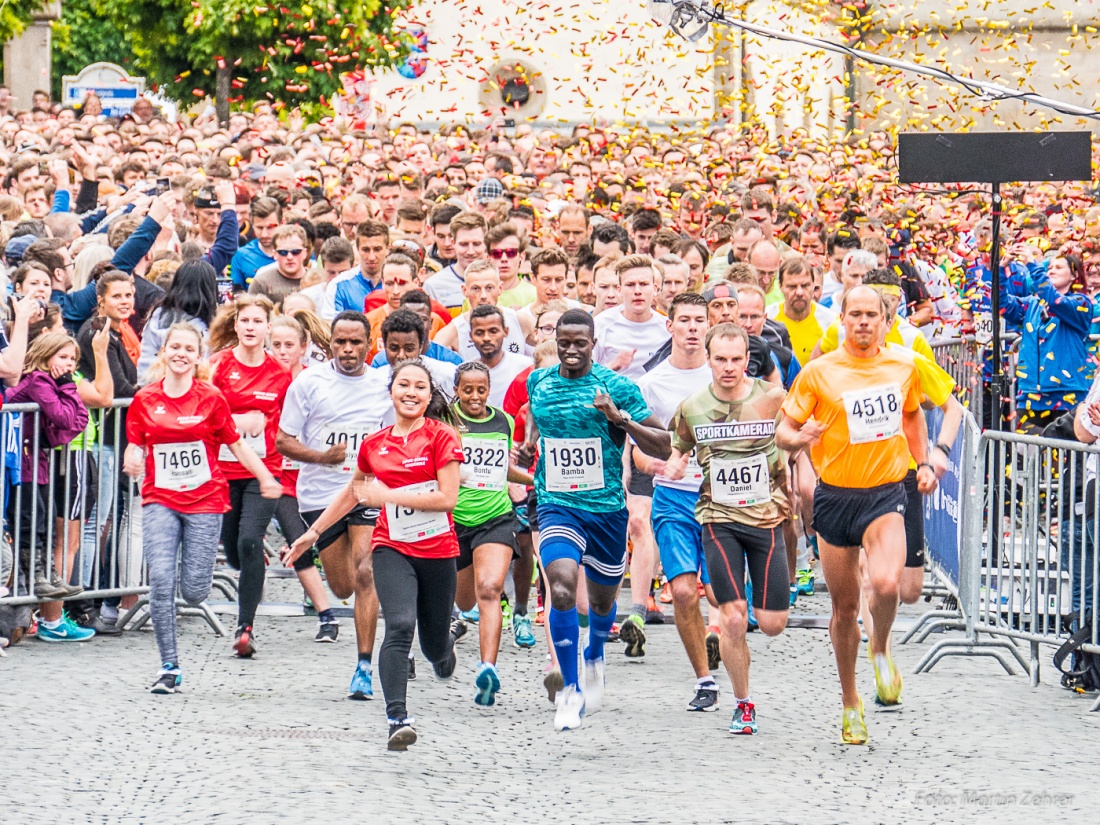 Foto: Martin Zehrer - Die Zuschauer jubeln den Sportlern zu!!!<br />
<br />
Nofi-Lauf 2017: Start am Stadtplatz und Ziel beim Siemens... 5,9 Kilometer durch Kemnath und rund herum. Mehr als 8000 Teilneh 