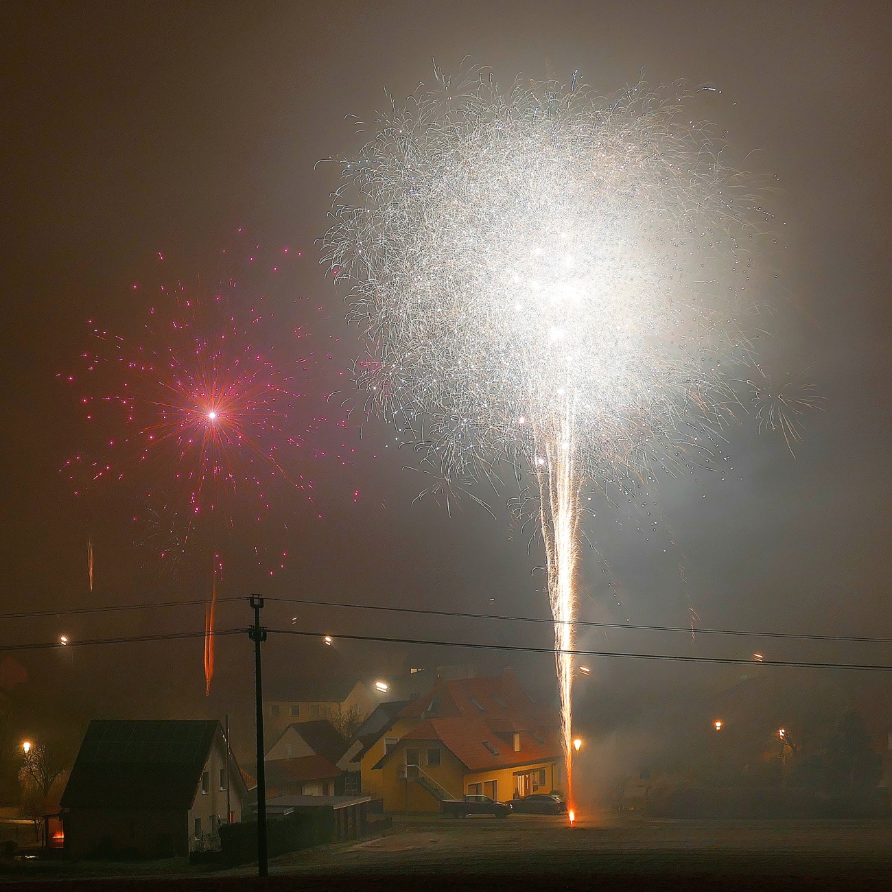 Foto: Martin Zehrer - Ein gesundes, erfolgreiches und fröhliches 2025! :-)<br />
<br />
Feuerwerk in Kemnath,  Eisersdorfer Au... 