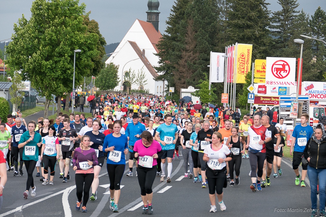 Foto: Martin Zehrer - Nofi-Lauf 2017: Start am Stadtplatz und Ziel beim Siemens... 5,9 Kilometer durch Kemnath und rund herum. Mehr als 8000 Teilnehmer fanden sich in Kemnath zusammen um die S 