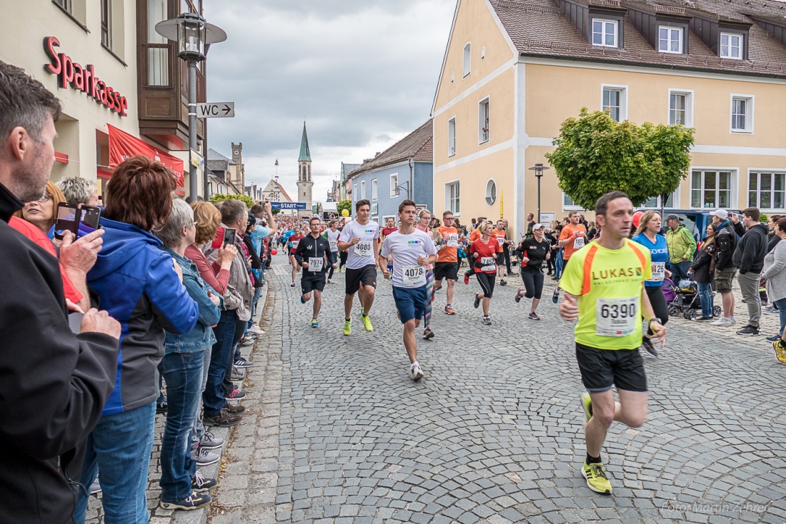 Foto: Martin Zehrer - Nofi-Lauf 2017: Start am Stadtplatz und Ziel beim Siemens... 5,9 Kilometer durch Kemnath und rund herum. Mehr als 8000 Teilnehmer fanden sich in Kemnath zusammen um die S 