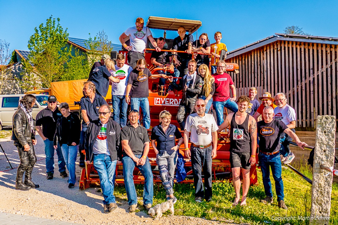 Foto: Martin Zehrer - Gruppen-Foto auf dem Laverda-Mähdrescher :-)<br />
<br />
Laverda-Treffen in der Lumperer-Hall in Trabitz. Ca. 60 Motorräder der italienischen Marke Laverda trafen sich am Wochenen 