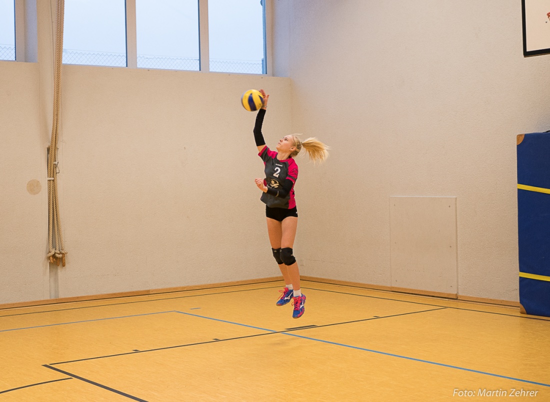 Foto: Martin Zehrer - Abgehoben... Sie schwebt... Die Spielerin der N.H. Young Volleys II donnert den Ball ins gegnerische Spielfeld...<br />
<br />
Vorweihnachtlicher Heimspieltag des TUS Neusorg Volle 