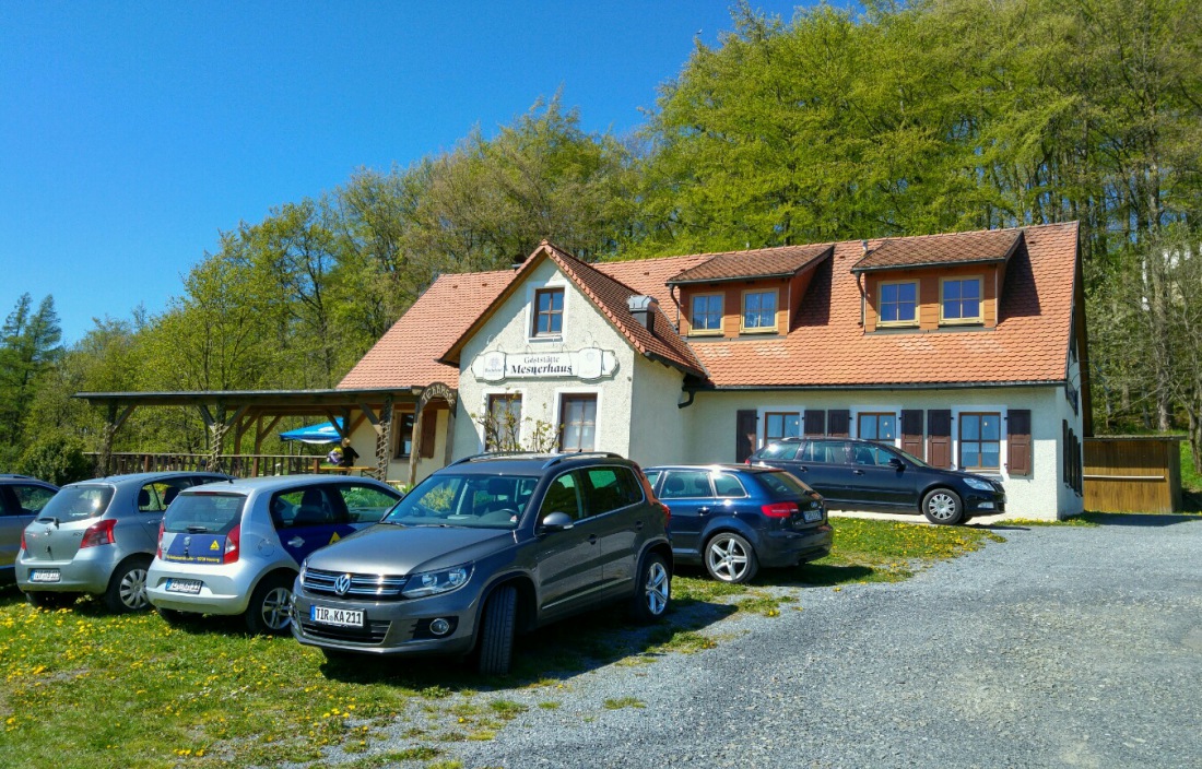 Foto: Martin Zehrer - Frühstück am Mesnerhaus auf dem Armesberg... Herrliches Wetter! <br />
<br />
PS. Finde den Leihwagen von Auto-Koller aus Neusorg ;-) 