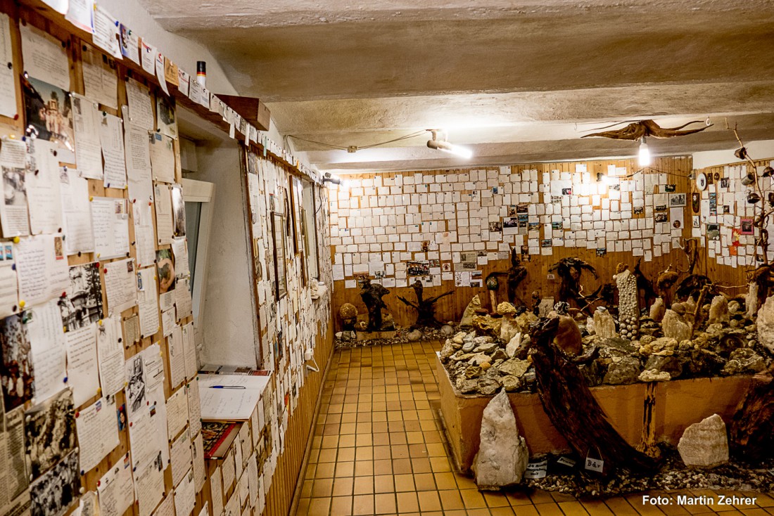 Foto: Martin Zehrer - Wahnsinn - Massenweise Postkarten hängen im Tremmersdorfer Wurzelmuseum. Bernd Donhauser erzählte uns, dass er aus aller Welt Postkarten bei Ihm eintreffen. Ob Indien, de 