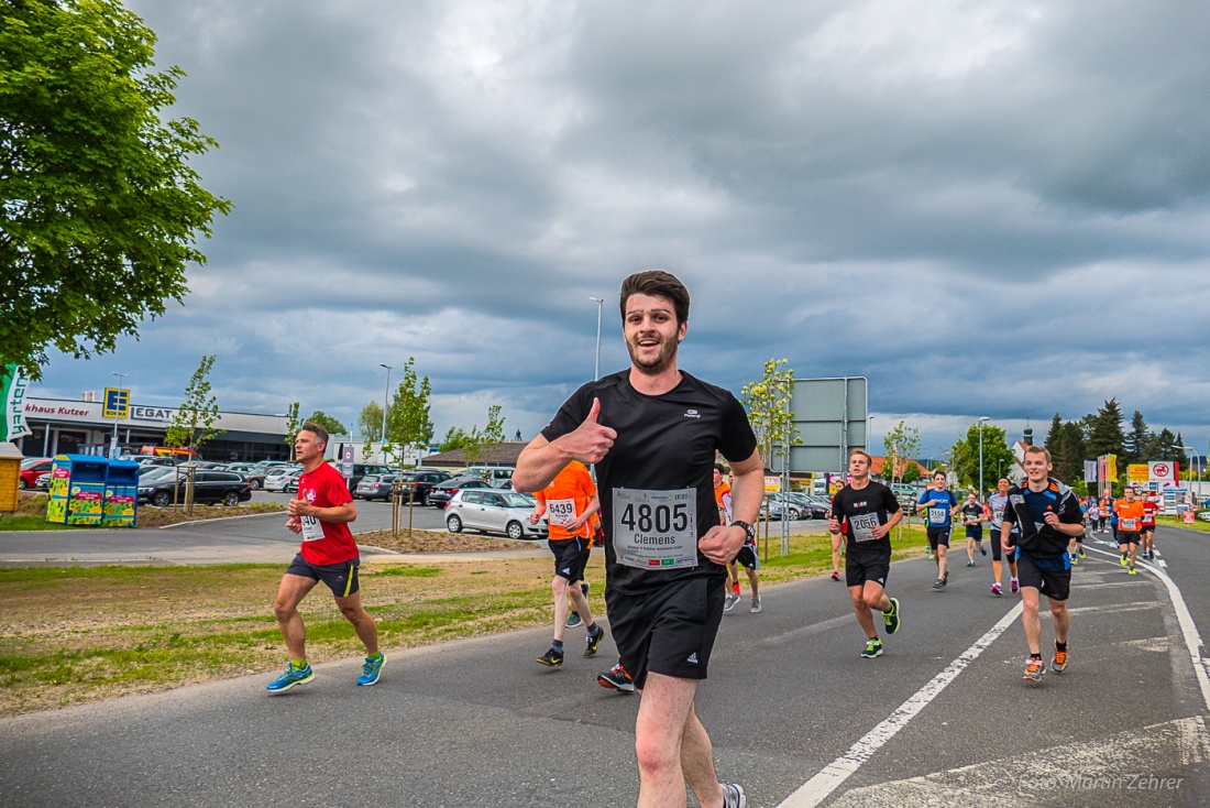 Foto: Martin Zehrer - Nofi-Lauf 2017: Start am Stadtplatz und Ziel beim Siemens... 5,9 Kilometer durch Kemnath und rund herum. Mehr als 8000 Teilnehmer fanden sich in Kemnath zusammen um die S 