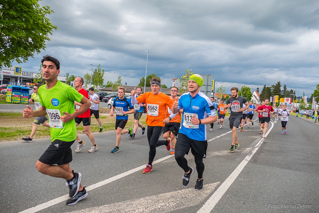 Foto: Martin Zehrer - Nofi-Lauf 2017: Start am Stadtplatz und Ziel beim Siemens... 5,9 Kilometer durch Kemnath und rund herum. Mehr als 8000 Teilnehmer fanden sich in Kemnath zusammen um die S 