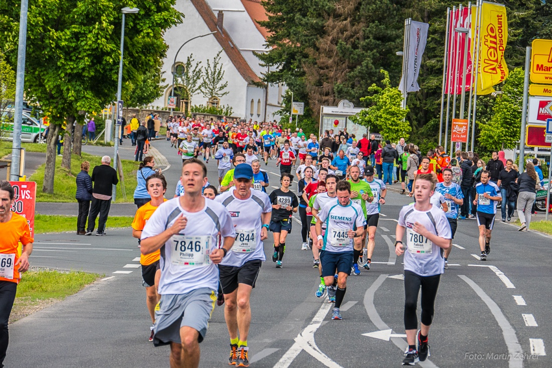 Foto: Martin Zehrer - Nofi-Lauf 2017: Start am Stadtplatz und Ziel beim Siemens... 5,9 Kilometer durch Kemnath und rund herum. Mehr als 8000 Teilnehmer fanden sich in Kemnath zusammen um die S 