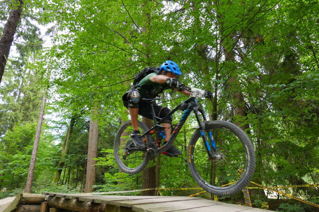 Foto: Martin Zehrer - Den Ochsenkopf hinunter rasen ;-)<br />
<br />
Heute ist Training und Startplatz-Rausfahren für morgen. Dieser Lauf zählt zur Enduro one Serie und wird auf der Downhillstrecke am O 