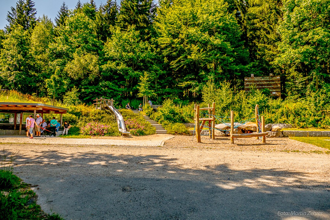 Foto: Martin Zehrer - Nach dem man das Auto auf dem Parkplatz abgestellt hat, geht man los und trifft dann auf den Spielplatz vor dem Steinwald. 