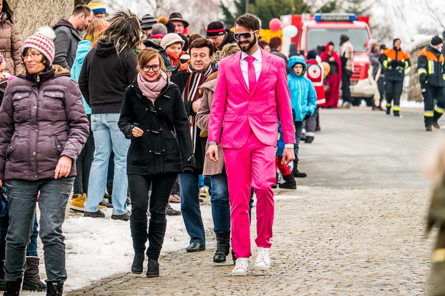 Foto: Martin Zehrer - Faschingszug durch Waldeck. Am Sonntag, den 15.2.2015 war es wieder so weit. Ein langer Zug<br />
mit zig Gaudiwagen und Hunderten Narren zog durch den Waldecker Markt. Mit vi 