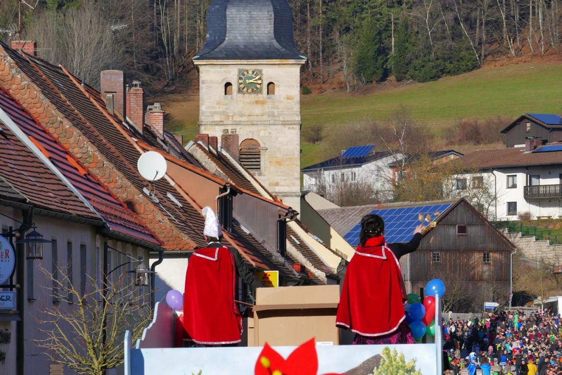 Foto: Martin Zehrer - 14:15Uhr - Der Zug ist unterwegs!<br />
<br />
44. Faschingszug durch Waldeck am 7. Februar 2016!<br />
<br />
Tanzen, lachen und Gaudi machen ;-)<br />
<br />
Viele Gaudiwagen und unzählige Besucher  