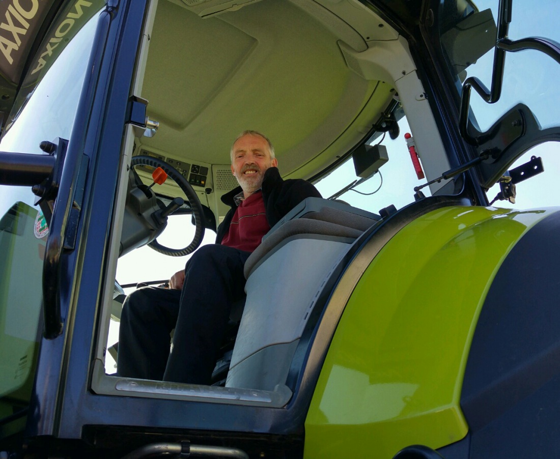 Foto: Martin Zehrer - Norbert Horn, Geschäftsführer von HOWA-Neusorg bei den Vorbereitungen zum 20-jährigen Jubiläum auf einem CLAAS-AXION-Schlepper...<br />
Am 23. und 24. April 2016 wird dieses J 