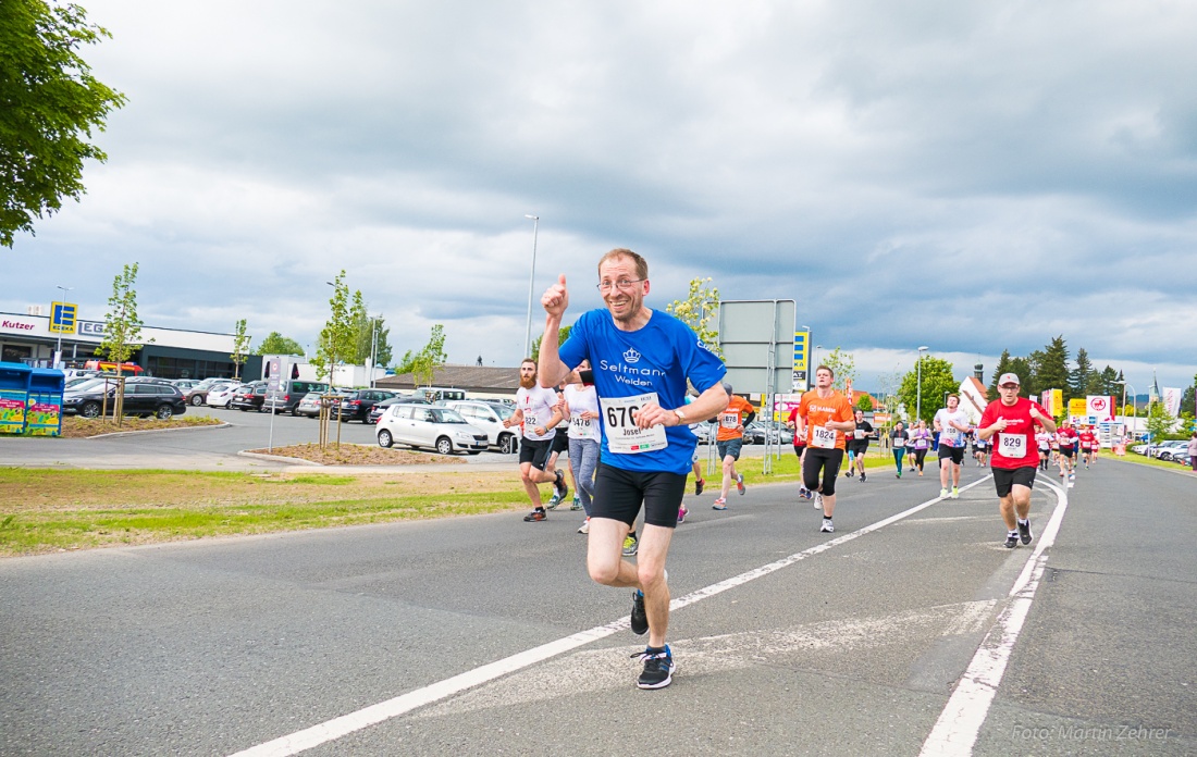 Foto: Martin Zehrer - Nofi-Lauf 2017: Start am Stadtplatz und Ziel beim Siemens... 5,9 Kilometer durch Kemnath und rund herum. Mehr als 8000 Teilnehmer fanden sich in Kemnath zusammen um die S 