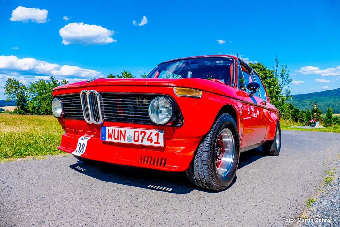 Foto: Martin Zehrer - Ein wunderschöner BMW fährt vorbei und sucht sich einen Parkplatz am Mesnerhaus auf dem Armesberg.<br />
<br />
Anlässlich einer Oldtimer-Rundfahrt des MSC-Wunsiedle e.V. machten d 