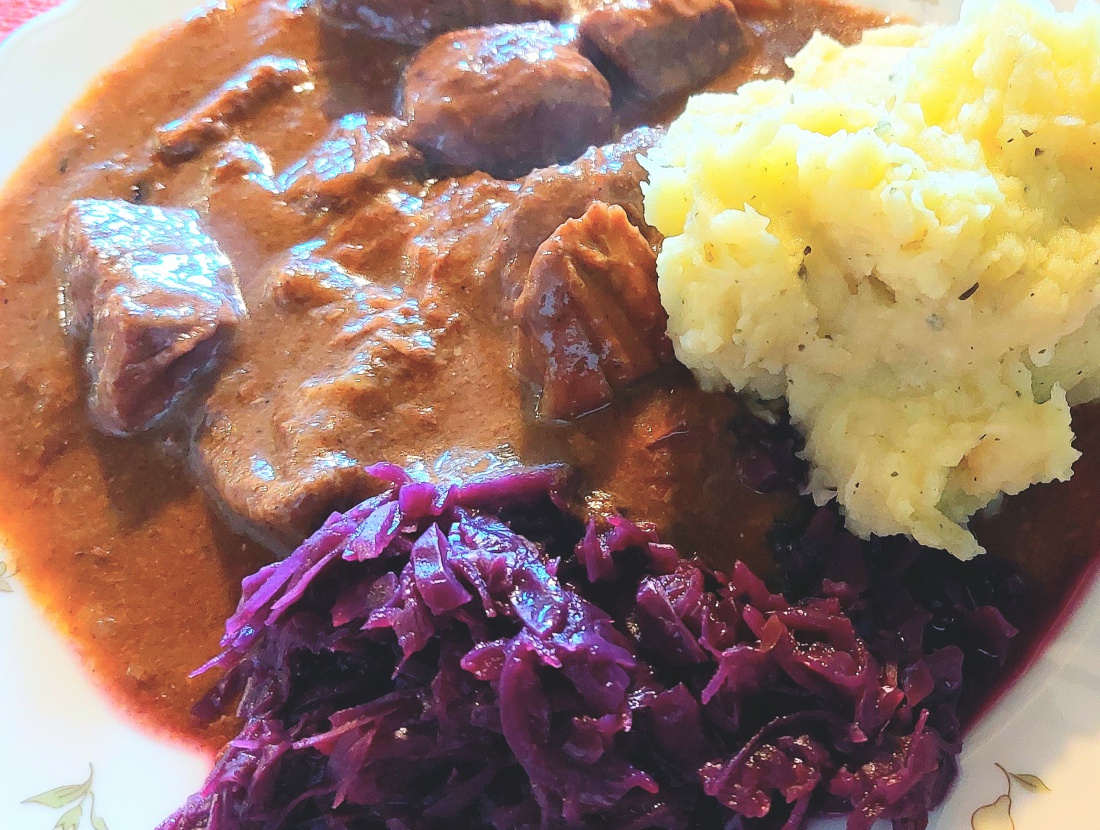 Foto: Martin Zehrer - Unglaublich gutes Rindergulasch mit Stampf und Blaukraut...<br />
Auf Köstlers Bauernhof zum 2. Weihnachtsfeiertag... 