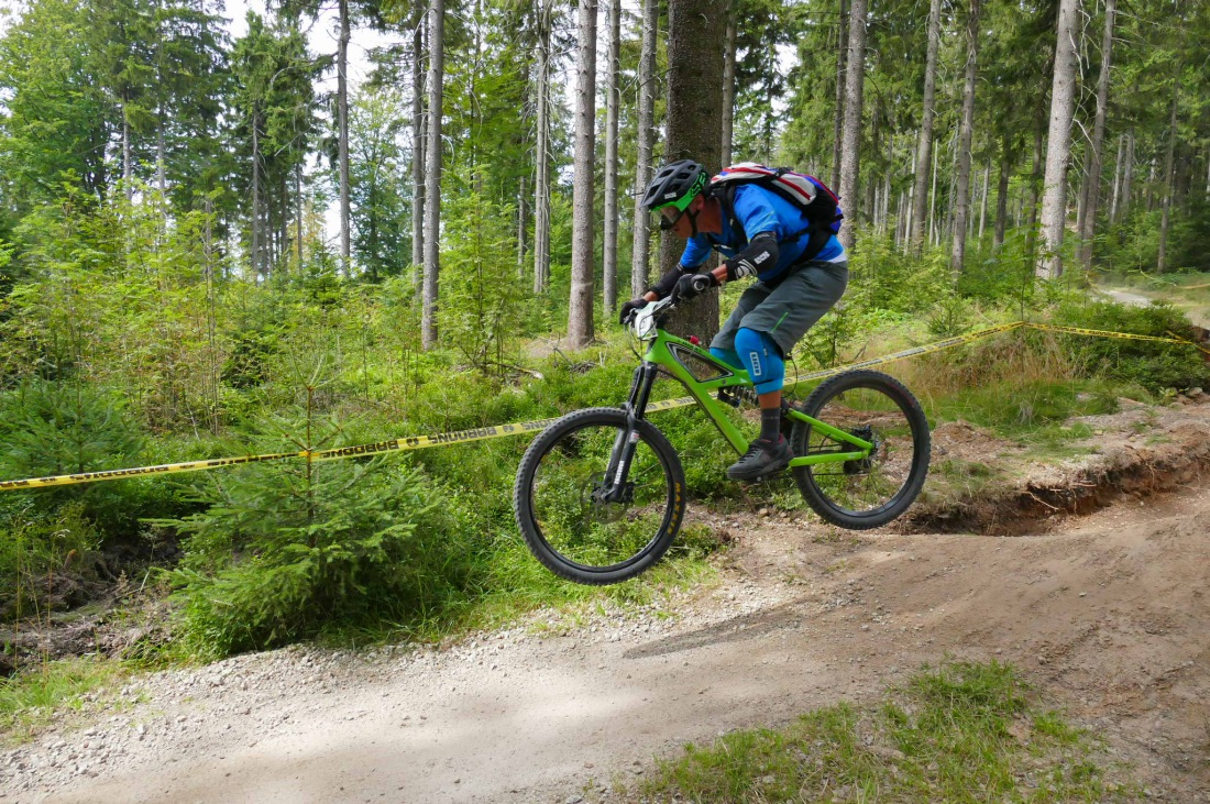 Foto: Martin Zehrer - Den Ochsenkopf hinunter rasen ;-)<br />
<br />
Heute ist Training und Startplatz-Rausfahren für morgen. Dieser Lauf zählt zur Enduro one Serie und wird auf der Downhillstrecke am O 