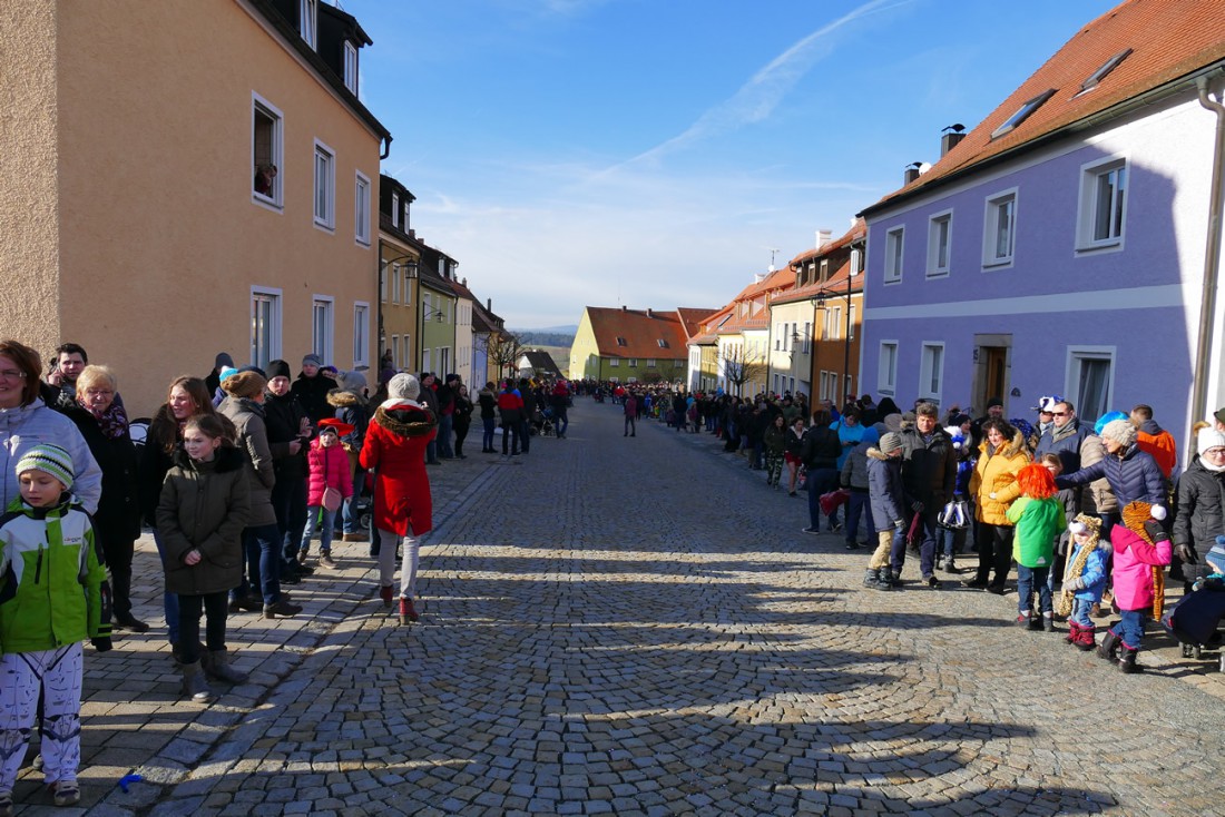 Foto: Martin Zehrer - Gleich gehts los - Die Besucher warten schon auf den Gaudiwurm...<br />
<br />
44. Faschingszug durch Waldeck am 7. Februar 2016!<br />
<br />
Tanzen, lachen und Gaudi machen ;-)<br />
<br />
Viele Ga 