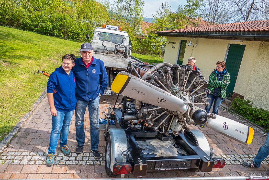 Foto: Martin Zehrer - Traktortreffen Kirchenpingarten: Wenn der Opa mit dem Enkel... einen Sternmotor mit 9 Zylindern vorstellt.<br />
Dieser betriebsbereite Flugzeugmotor mit einer Leistung von ru 