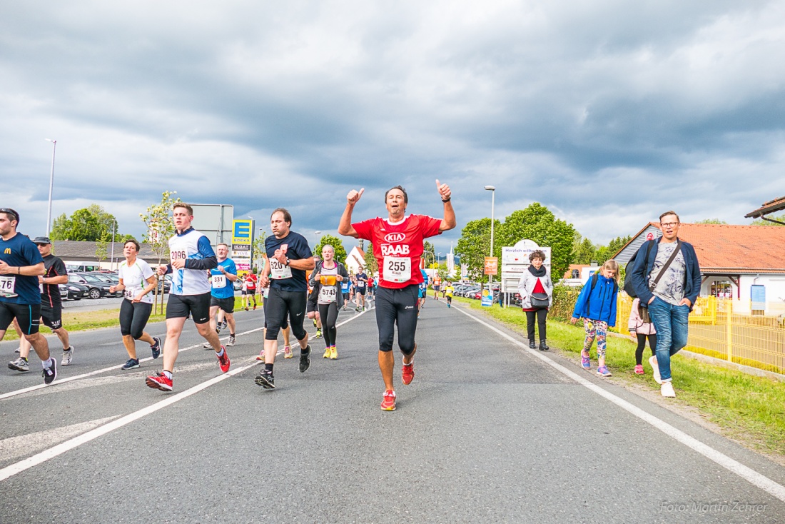 Foto: Martin Zehrer - Nofi-Lauf 2017: Start am Stadtplatz und Ziel beim Siemens... 5,9 Kilometer durch Kemnath und rund herum. Mehr als 8000 Teilnehmer fanden sich in Kemnath zusammen um die S 