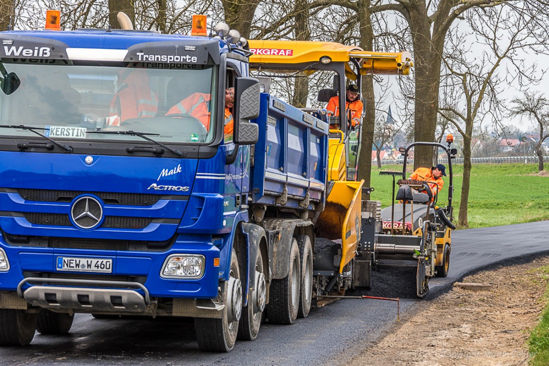 Foto: Martin Zehrer - Walzen, Teermaschine, LKWs und die Mitarbeiter der Fa. Markgraf rückten Mitte April 2015 in Zinst an, um die Ortsdurchfahrt neu zu teeren. Binnen kurzer Zeit konnten die  